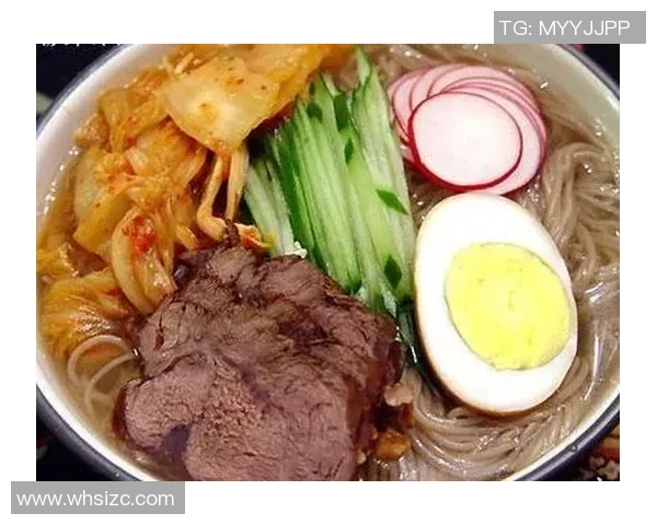 足球明星亲自下厨制作美味面条的精彩视频合集